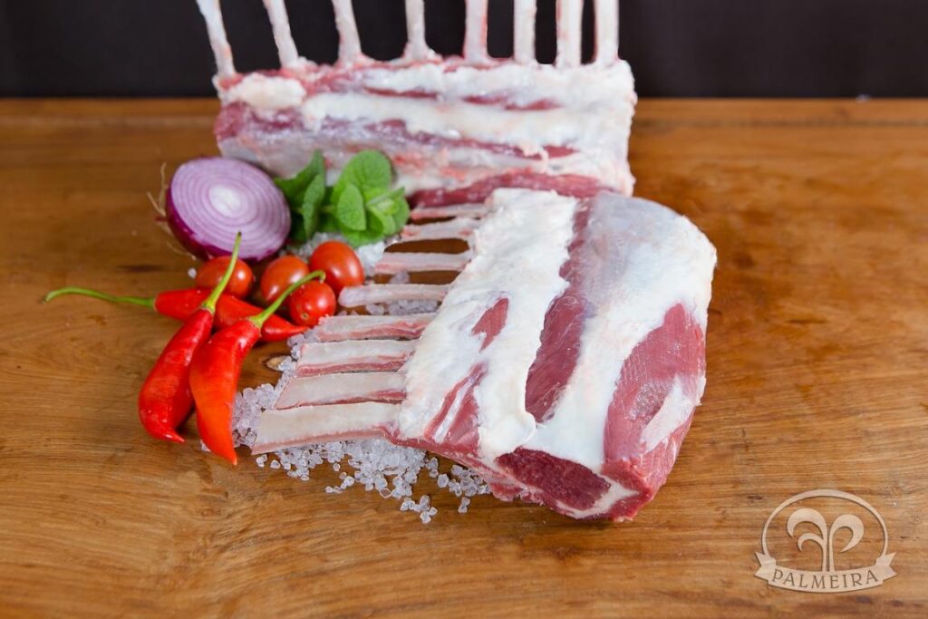 Carré Francês Sem Capa - Roma Frios - Distribuidora O Carré Francês Sem Capa é um corte nobre e refinado, perfeito para chefs e estabelecimentos que buscam sabor no preparo.