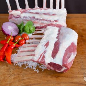 Carré Francês Sem Capa - Roma Frios - Distribuidora O Carré Francês Sem Capa é um corte nobre e refinado, perfeito para chefs e estabelecimentos que buscam sabor no preparo.