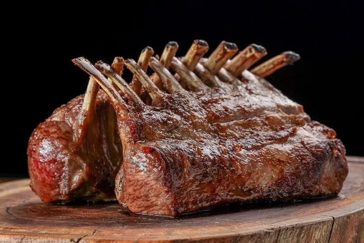 Incluir cortes de cordeiro de alta qualidade no seu menu é oferecer mais do que sabor. Essa carne é rica em proteínas completas, ou seja, fornece todos os aminoácidos essenciais ao corpo humano. Também é fonte natural de vitaminas do complexo B — especialmente B12 — além de minerais como zinco, ferro e fósforo.