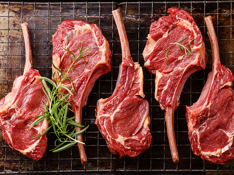 Oferecer carne de cordeiro é ir além do básico. É convidar o cliente para um momento de prazer e descoberta, com sabor autêntico e refinado. Seja no almoço executivo, em menus degustação ou nas noites de churrasco, o cordeiro tem potencial para se tornar o protagonista do seu negócio.