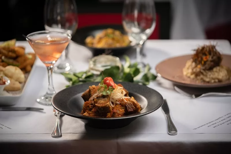 Todo restaurante que deseja crescer precisa atrair e manter um público fiel e exigente. A carne de cordeiro é um atrativo certeiro para isso. Clientes que valorizam ingredientes premium, gastronomia autoral e experiências sensoriais buscam estabelecimentos que oferecem exatamente esse tipo de diferencial.
